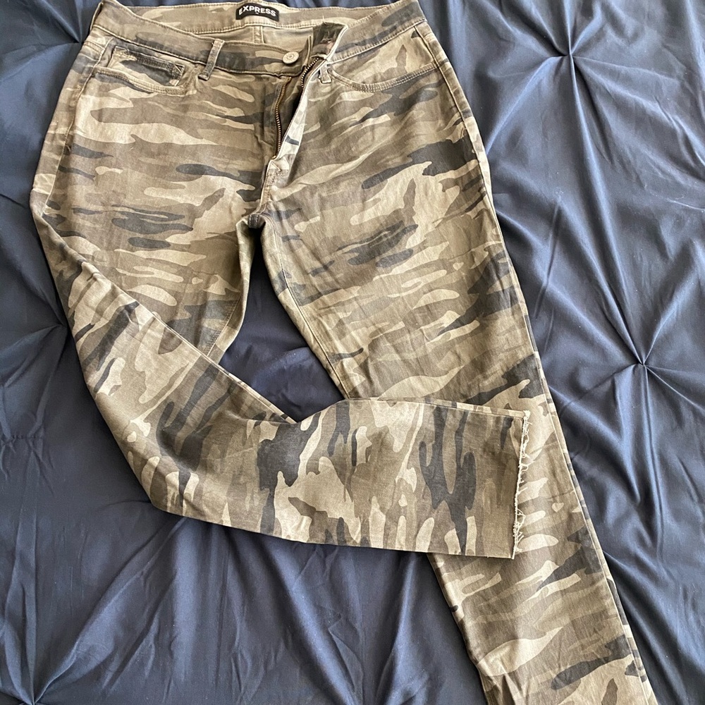 Camo Print Stretch Ankle Pants